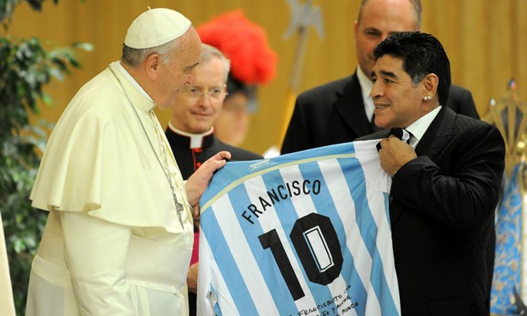 Maradona le regaló a Francisco una camiseta firmada.
