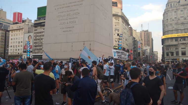 Cientos de personas se convocaron en el Obelisto para homenajear a Diego