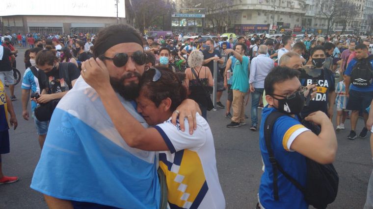 FOTO: Cientos de hinchas despiden a Maradona en los clubes donde jugó.