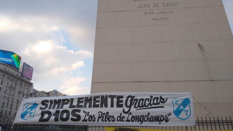 Cientos de personas se convocaron en el Obelisto para homenajear a Diego