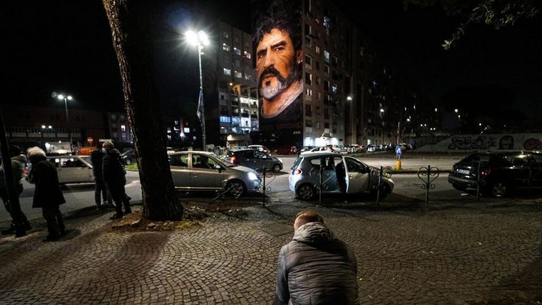 Mural en San Giovanni al Teduccio, Nápoles. FOTO: EFE.