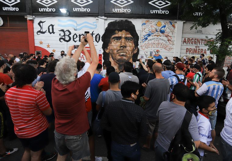 Hinchas expresaron su dolor por la muerte de Maradona en La Paternal.