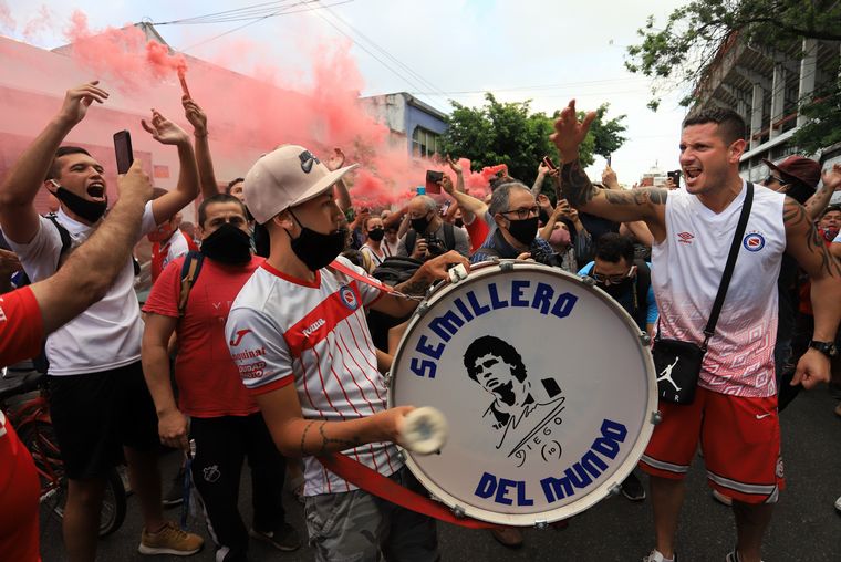Hinchas expresaron su dolor por la muerte de Maradona en La Paternal.