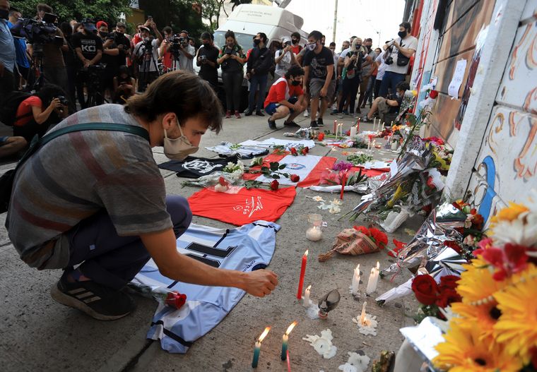 Hinchas expresaron su dolor por la muerte de Maradona en La Paternal.