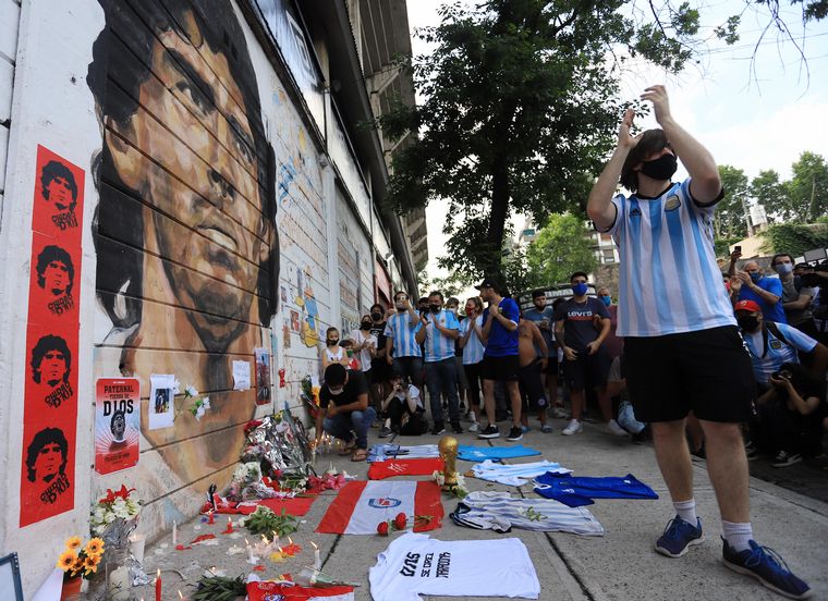 Hinchas expresaron su dolor por la muerte de Maradona en La Paternal.