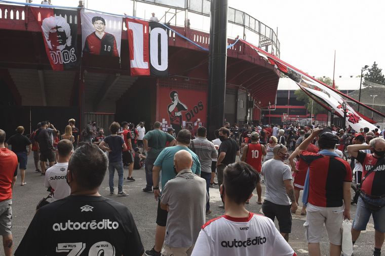 Hinchas despiden a Diego Maradona en la cancha de Newell's.