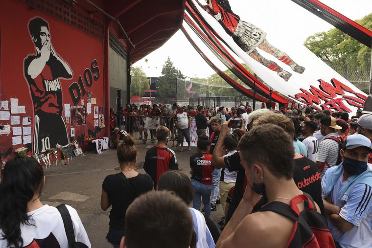 Hinchas despiden a Diego Maradona en la cancha de Newell's.