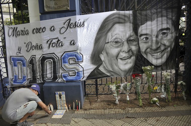 Hinchas despiden a Maradona en Gimnasia de La Plata.