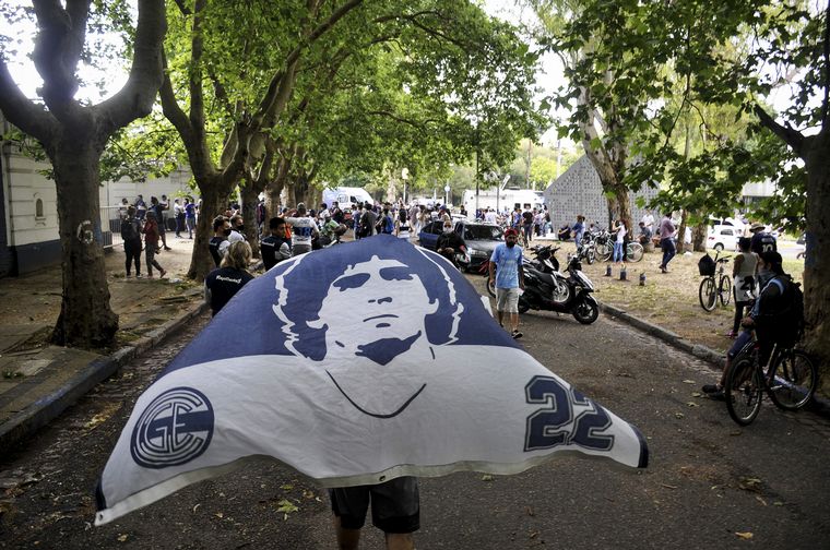Hinchas despiden a Maradona en Gimnasia de La Plata.