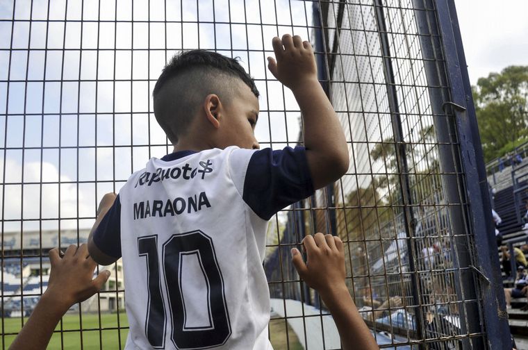 Hinchas despiden a Maradona en Gimnasia de La Plata.