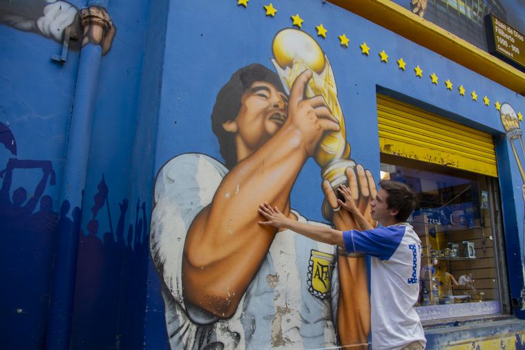 Hinchas despiden a Diego Maradona en La Boca.
