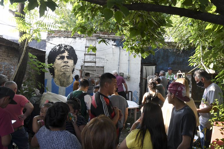 Hinchas y vecinos se acercaron a la antigua casa de Maradona en Villa Fiorito.