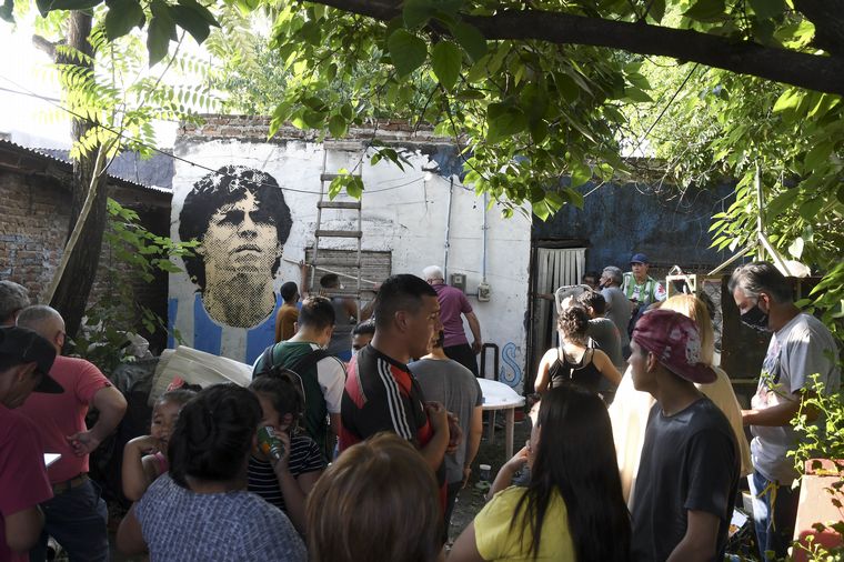 FOTO: Hinchas expresaron su dolor por la muerte de Maradona en La Paternal. 