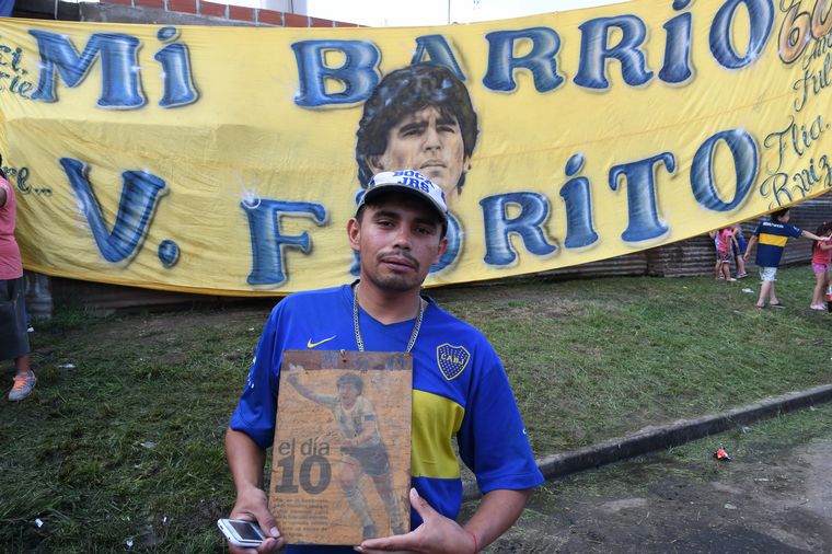 Hinchas y vecinos se acercaron a la antigua casa de Maradona en Villa Fiorito.