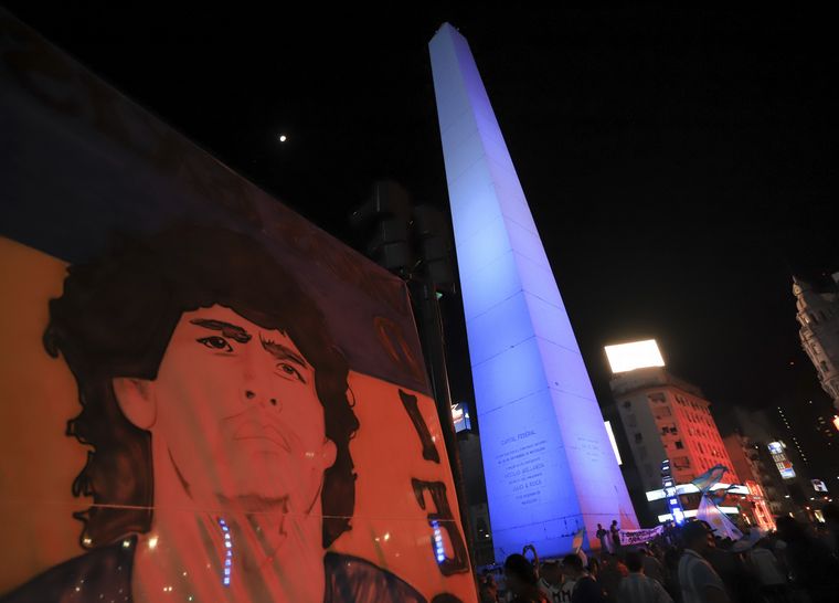 Hinchas despiden a Diego Maradona en el Obelisco porteño.