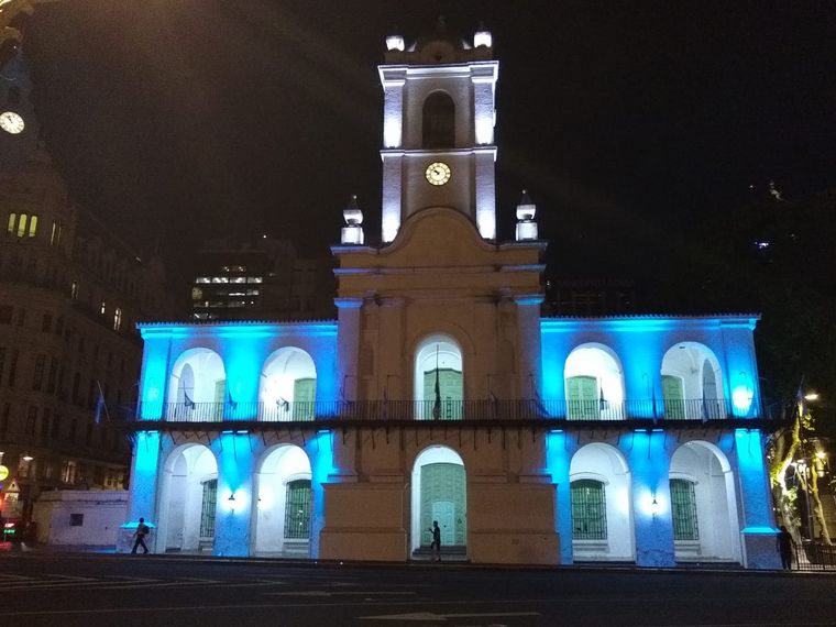 Monumentos y estadios encendieron las luces para homenajear a Maradona.