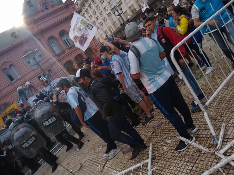 FOTO: Incidentes en Casa Rosada en la despedida a Maradona