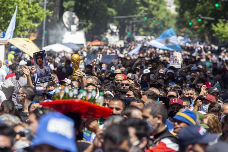 FOTO: Incidentes por el cierre de fila para despedir a Maradona.
