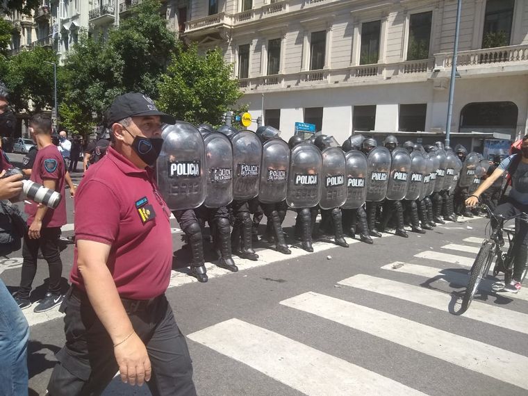 FOTO: Incidentes por el cierre de fila para despedir a Maradona.