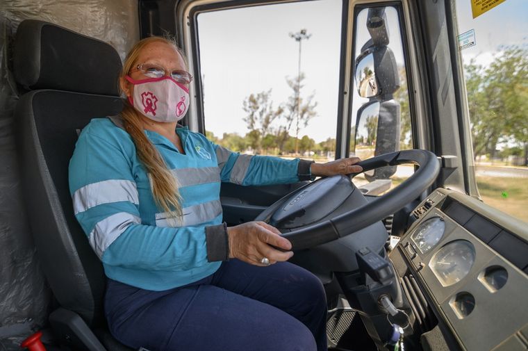 Una de las mujeres que recibió la licencia de conducir.