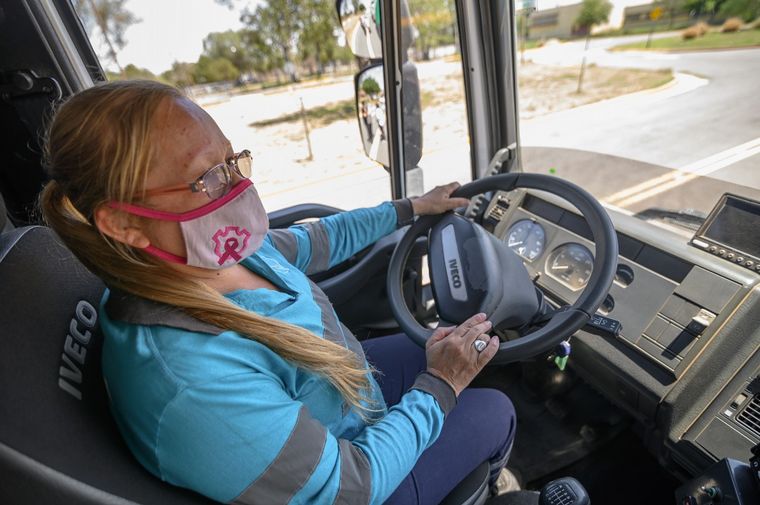 Una de las mujeres que recibió la licencia de conducir.