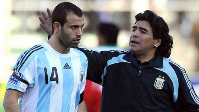 Mascherano y Maradona juntos en su paso como DT de la Selección.