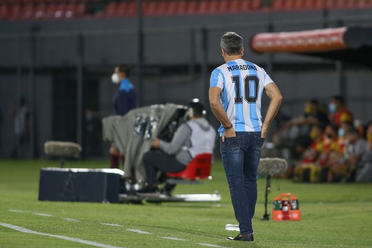 Renato Gaúcho homenajeó a Maradona en el banco de Gremio.