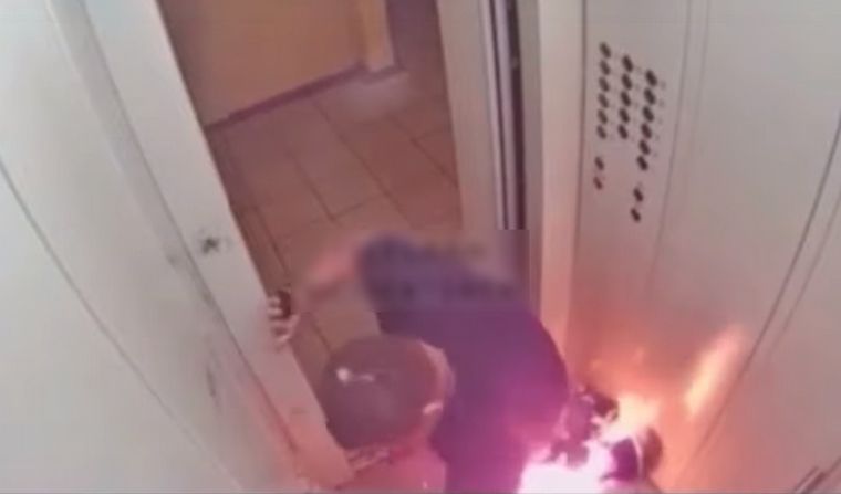 Un hombre ruso se prendió fuego en un ascensor