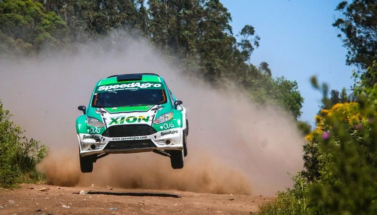 En el aire, así anduvo Nico Díaz con su Ford hoy en Balcarce.