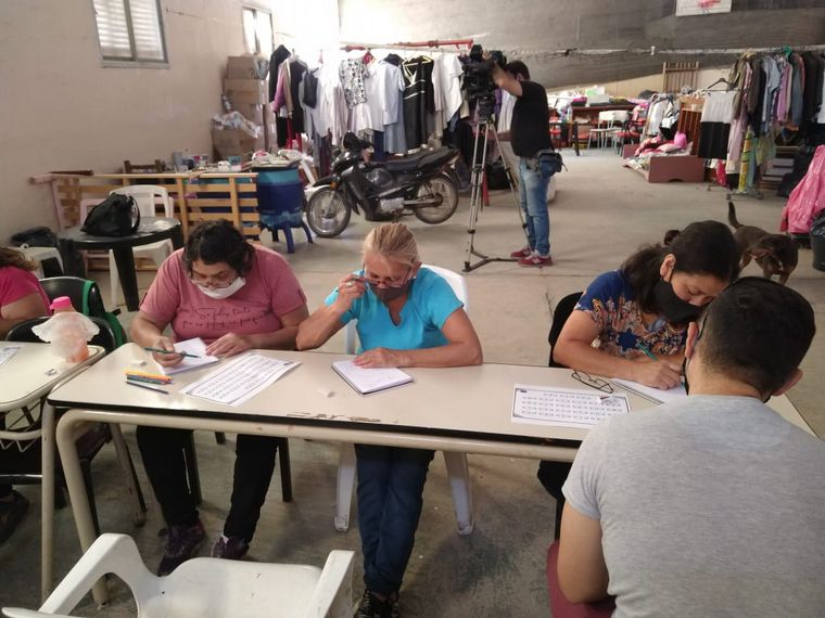 Aprenden a escribir con la ayuda de los voluntario de la fundación Las Omas
