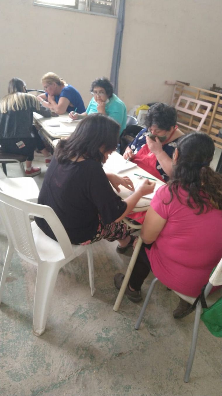 Aprenden a escribir con la ayuda de los voluntario de la fundación Las Omas