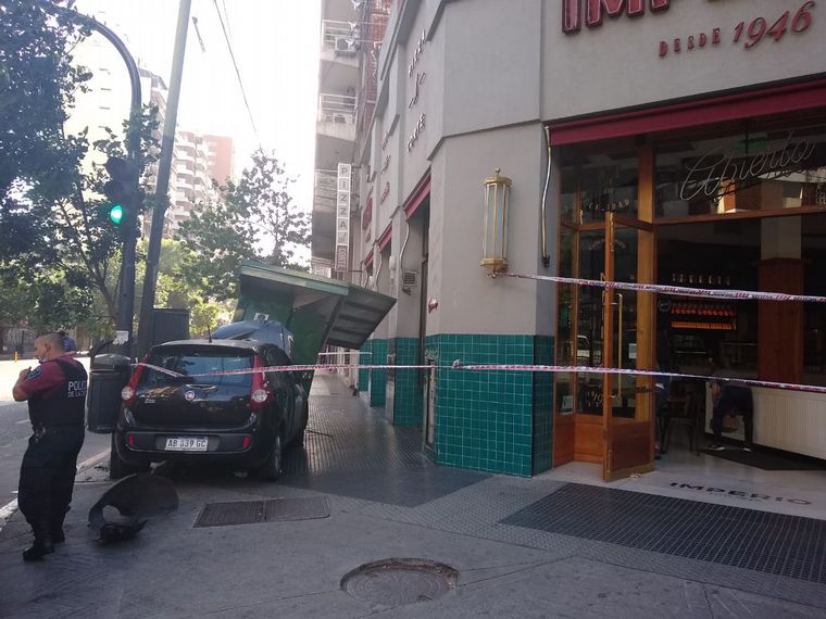 Un auto derribó un puesto de diarios en avenida Corrientes