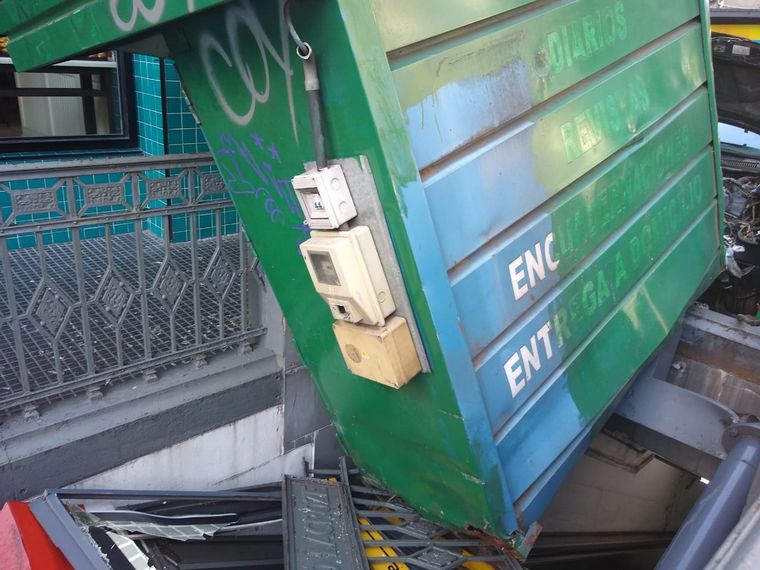 Un auto derribó un puesto de diarios en avenida Corrientes