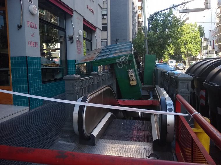 Un auto derribó un puesto de diarios en avenida Corrientes