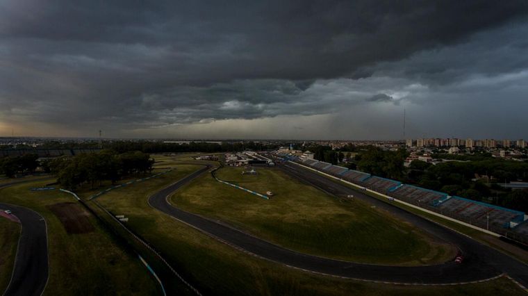 La lluvia amenaza el Autódromo Gálvez en Buenos Aires.