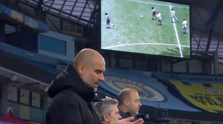 Pep Guardiola se mostró muy emocionado por el homenaje.