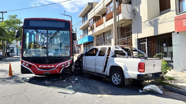 Chocó de frente contra un colectivo de Ersa.