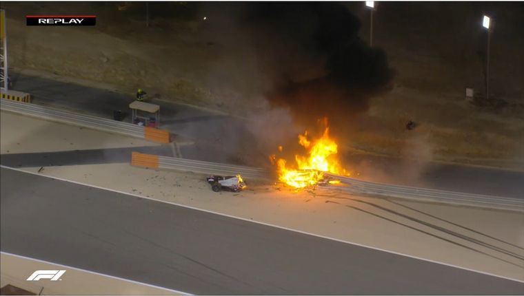 El auto de Romain Grosjean quedó partido al medio.