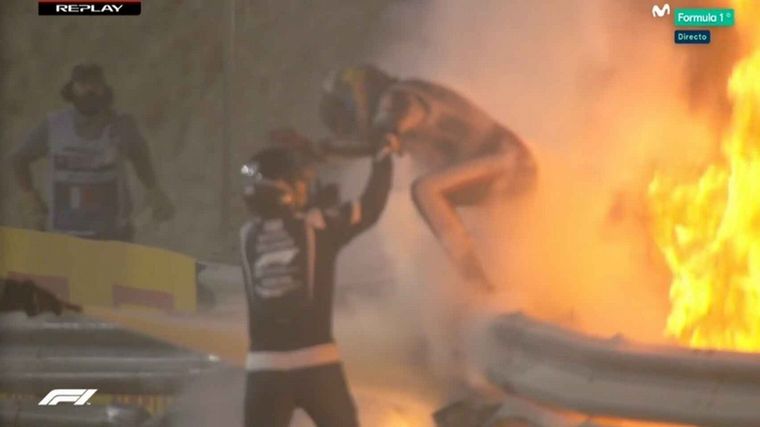 El auto de Romain Grosjean quedó partido al medio.