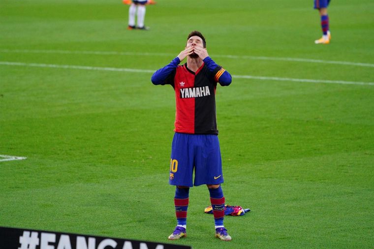 FOTO: El emotivo homenaje de Messi a Maradona en el Barcelona