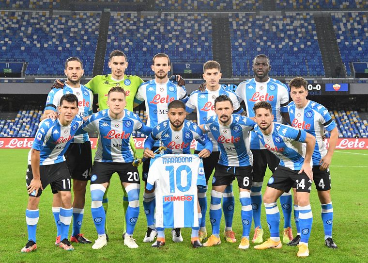 El Napoli dedicó un emotivo homenaje a Maradona y ganó 4 a 0 a la Roma.