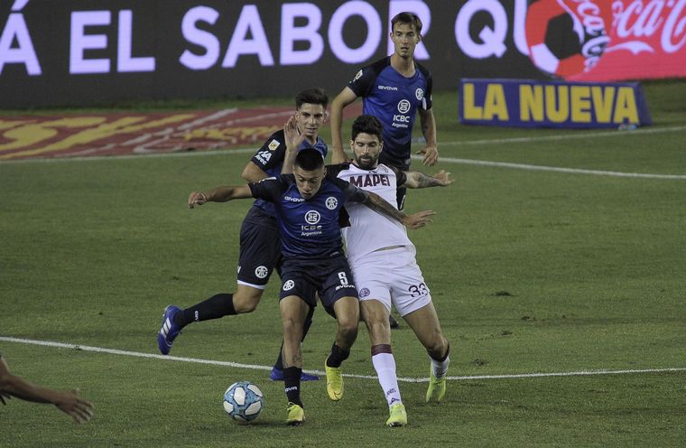 Talleres jugó mejor pero Lanús sorprendió sobre el final.