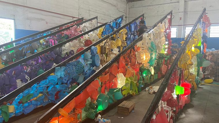 Arman arbolito con materiales reciclados por los cordobeses