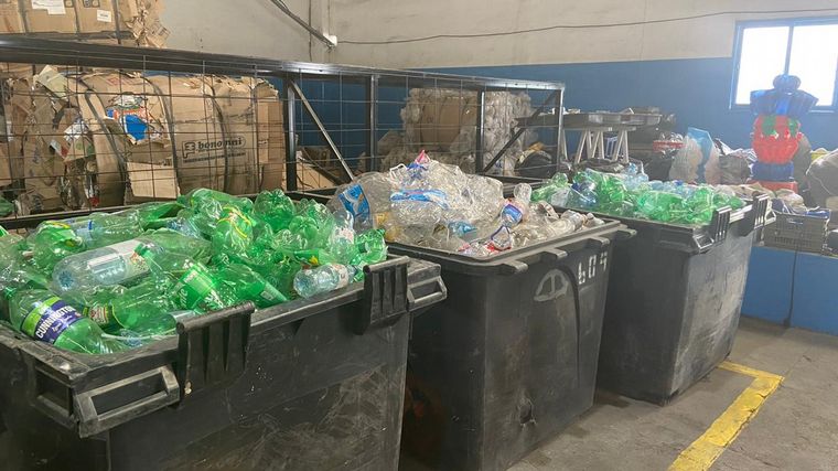 Arman arbolito con materiales reciclados por los cordobeses