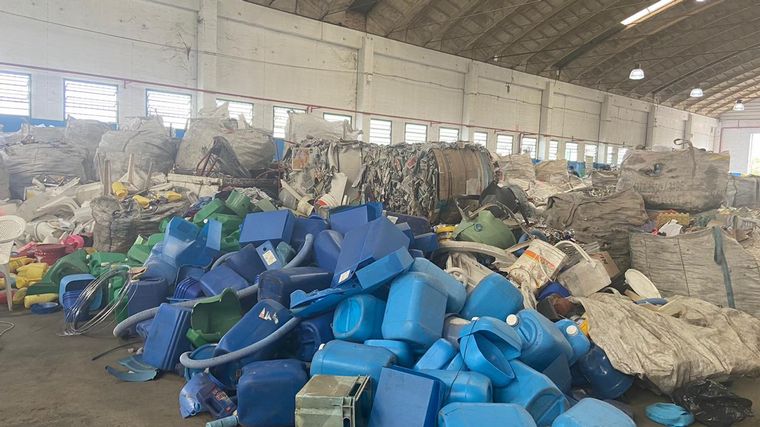 Arman arbolito con materiales reciclados por los cordobeses