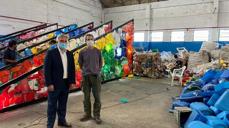 Arman arbolito con materiales reciclados por los cordobeses