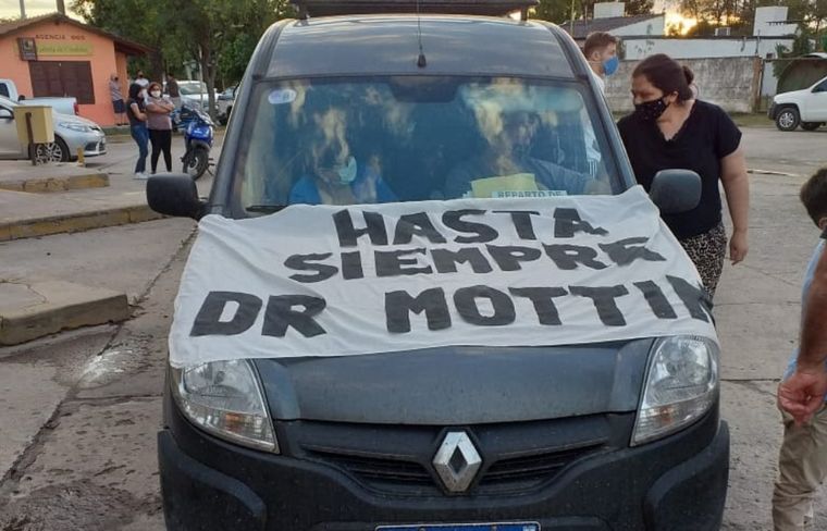 El cartel con el que los vecinos expresaron su gratitud al fallecido doctor.