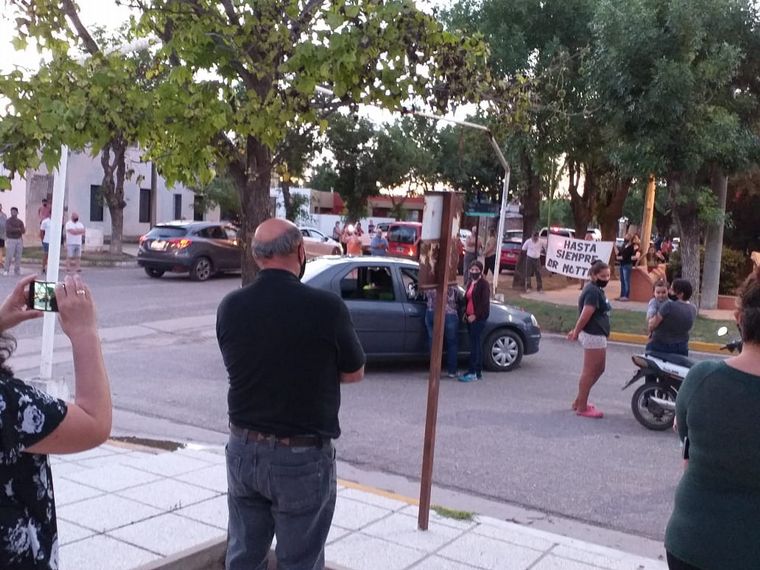 Los habitantes de Chazón despidieron al médico del pueblo.