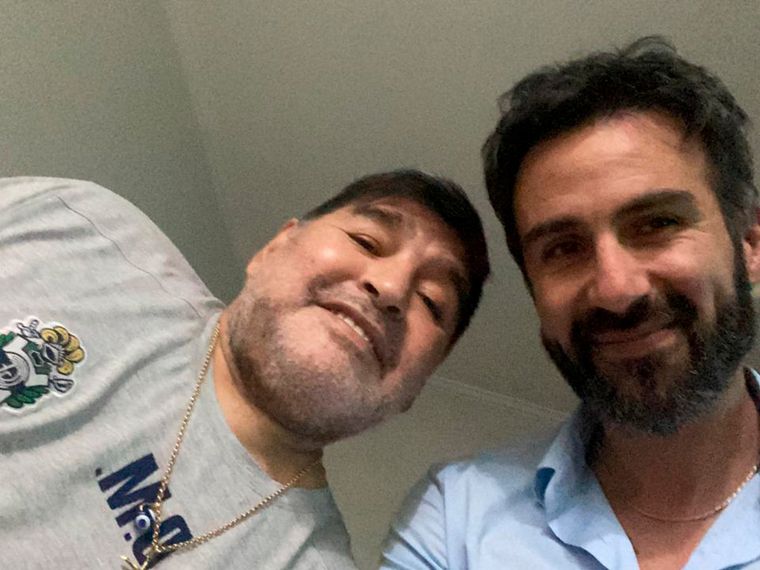 FOTO: Diego, junto a su médico Leopoldo Luque, quien estuvo a cargo de la operación. 