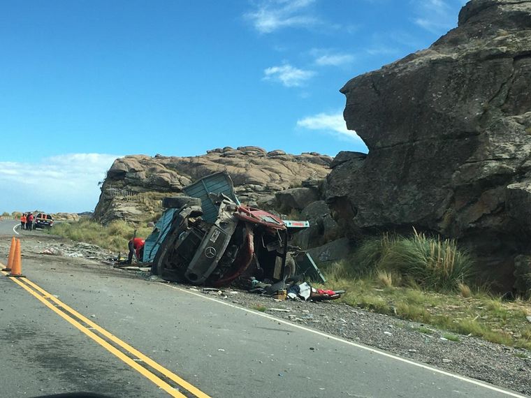 FOTO: Volcó un camión en el Camino a las Altas Cumbres